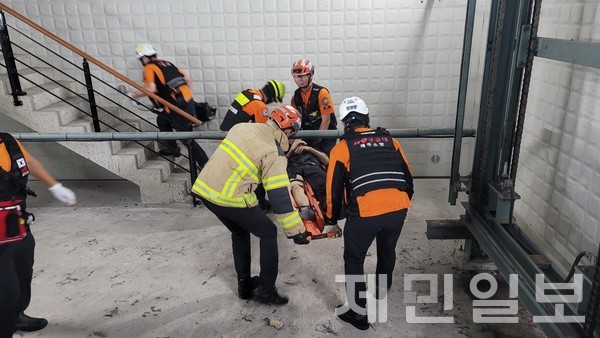 제주에서 기계식 주차기를 수리하던 작업자 3명이 추락해 병원으로 이송됐다.(사진=제주소방안전본부)