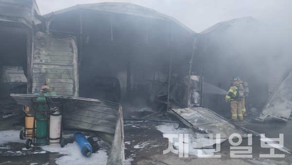 14일 오전 6시 8분께 서귀포시 남원읍 소재 자동차공업사에서 불이나 40여분만에 진화됐다.