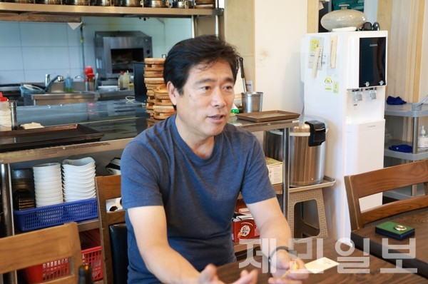 지난 12일 오쿠다 공항점에서 제주적십자사 후원자 김정현씨가 인터뷰에 응하고 있다.전예린 기자 