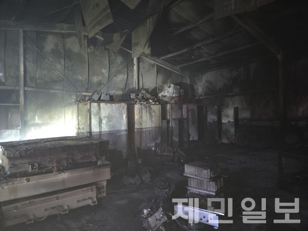 15일 새벽 서귀포시 토평동 소재 한 창고에서 화재가 발생해 창고 내부가 모두 전소됐다.(시진-제주소방안전본부)