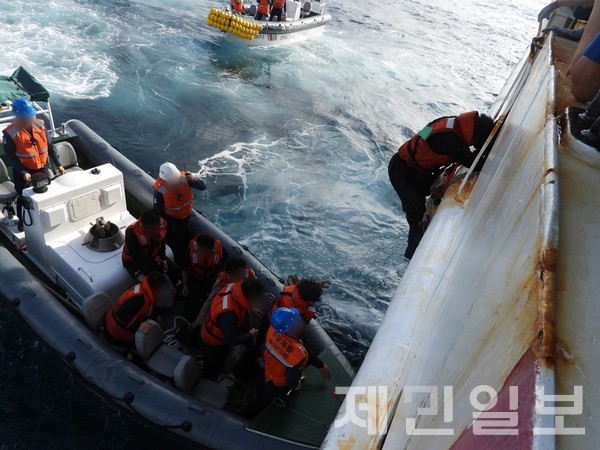 지난 5월 13일 서귀포 남서쪽 약 563km 동중국해 해상에서 모슬포 선적 근해연승어선 887어진호가 침수된 가운데 중국 해경이 이를 발견해 승선원을 모두 구조했다.