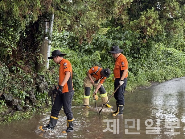 15일 오전 제주시 애월읍과 연동 등 도로 곳곳에서 침수가 발생해 소방 당국이 긴급 배수 지원에 나섰다.(제주소방안전본부 제공)