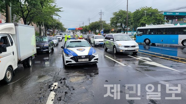 15일 제주에 시간당 50mm 이상의 극한 호우가 쏟아지며 곳곳에서 피해가 속출했다.(제주소방안전본부 제공)