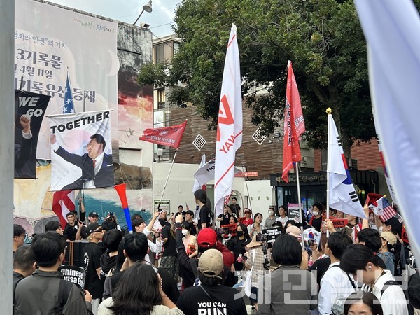 청년 보수단체인 자유대학은 지난 20일 제주시청 주변 어울림마당에서 중국인 무비자 입국 반대 집회를 개최했다.전예린 기자 