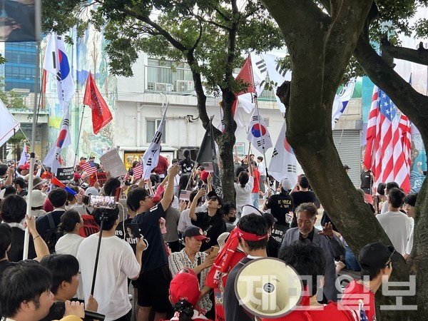 청년 보수단체인 자유대학은 지난 20일 제주시청 주변 어울림마당에서 중국인 무비자 입국 반대 집회를 개최했다.전예린 기자 