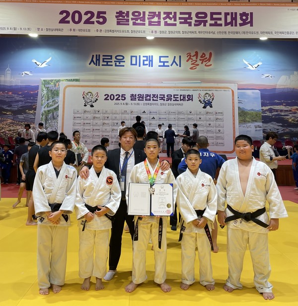 사진1=철원컵 전국유도대회에서 금메달 등에 입상한 에스유도클럽 선수들이 기념촬영을 하고 있다.사진2=철원컵 전국유도대회에서 메달을 수확한 (사진 왼쪽부터)최민서·한결·문다희가 기념촬영을 하고 있다.