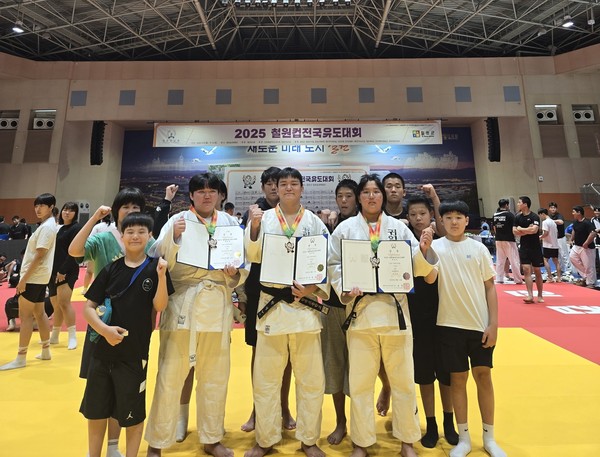 철원컵 전국유도대회에서 메달을 수확한 (사진 왼쪽부터)최민서·한결·문다희가 기념촬영을 하고 있다.
