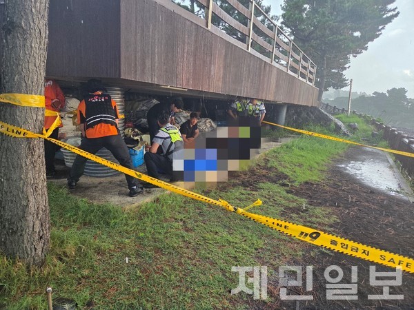 서귀포시 쇠소깍 인근 해상에서 수영을 하다 실종된 20대 남성이 결국 숨진 채 발견됐다.(사진-제주도소방안전본부)