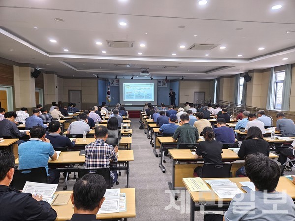 제주도가 25일 농업기술원에서 2019년부터 수립한 감귤산업 장기발전계획 '미래 감귤산업 기본구상 설명회를 진행하고 있다.