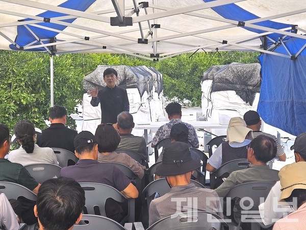 김진성 성목이식-조생 명인이 지난 9월 15일 남원읍 신례리 자신의 과원에서 지역 농가를 대상으로 고품질 감귤 생산 재배법에 대해 교육하고 있다.