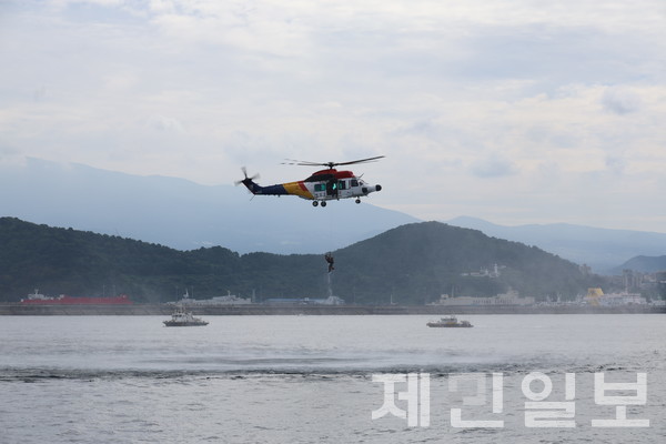 30일 오후 제주항 7부두와 인근 해상에서 대규모 인명사고 대비 사고대응 합동훈련이 진행됐다.전예린 기자 