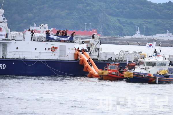 제주지방해양경찰청은 30일 오후  여객 항공기 해상불시착 상황을 가정해 민·관·군이 힘을 합쳐 대규모 인명사고 대비 사고대응 합동훈련을 전개했다.전예린 기자 