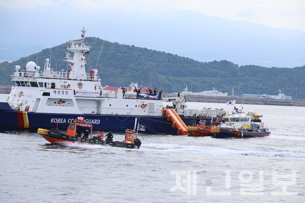 제주지방해양경찰청은 30일 오후  여객 항공기 해상불시착 상황을 가정해 민·관·군이 힘을 합쳐 대규모 인명사고 대비 사고대응 합동훈련을 전개했다.전예린 기자 