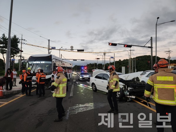 7일 오후 6시 2분께 서귀포시 성산읍 신양교차로에서 20여명을 태운 전세버스와 승용차가 충돌하는 사고가 발생했다.(사진-제주소방안전본부)