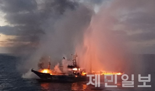 12일 오전 3시 52분께 마라도 남동쪽 약 35km 해상에서 조업지로 이동 중인 129t급 고등어잡이 대형선망 어선에서 화재가 발생했다.(사진-서귀포해경)