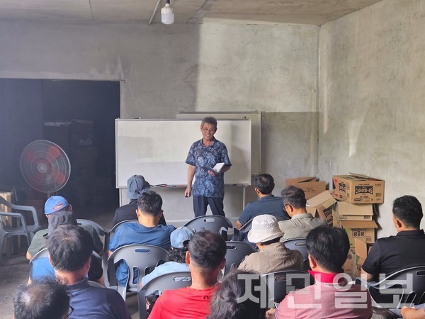 강성훈 한라봉 명인이 지난 9월 17일 표선면 가시리 자신의 과원에서 지역 농가를 대상으로 고품질 한라봉 생산 재배법에 대해 교육하고 있다.