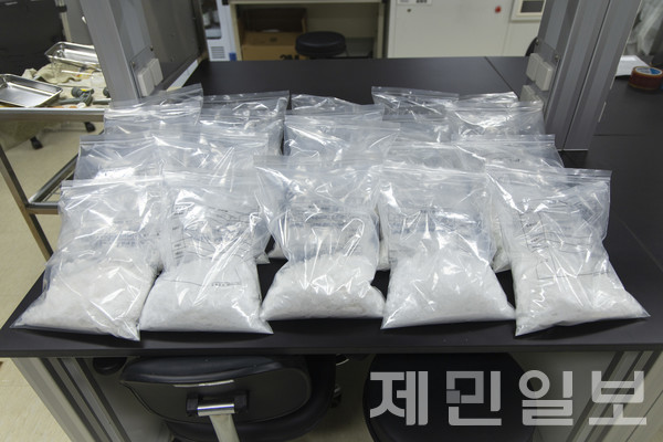 추석 연휴 기간인 지난  7일 서귀포시 성산읍 소재 해안가에서 66만명이 동시 투약할 수 있는 케타민이 발견됐다.(사진=제주해양경찰청)