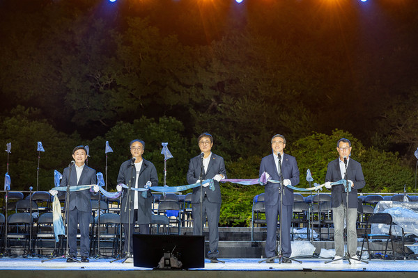 지난 18일 서귀포시 천지연폭포 광장에서 개최된 '2025 문화의 달'·제31회 서귀포칠십리축제 개막식에서 최휘영 문체부 장관, 오순문 서귀포시장 등이 축하 세리머니를 하고 있다.