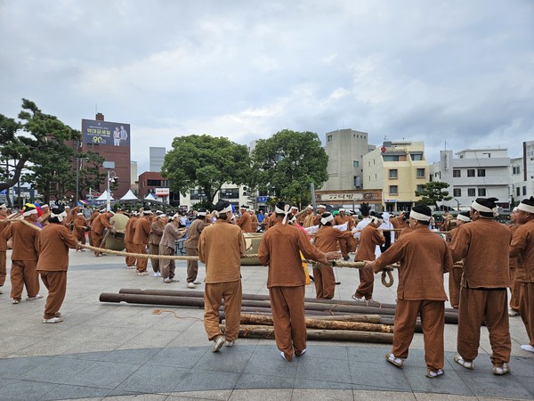 덕수리민속보존회가  전통문화 계승을 위한 노도요인 '방앗돌 굴리는 노래'를 선보이고 있다.