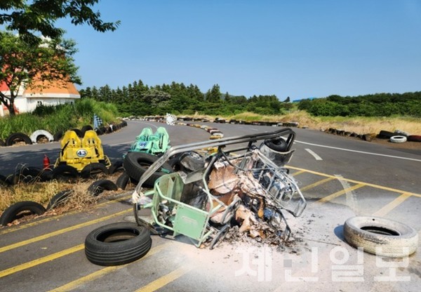 지난 5월 29일 서귀포시 성산읍 소재 카트장에서 카트 충돌 사고가 발생해 화재가 발생한 모습(사진-제주소방안전본부)