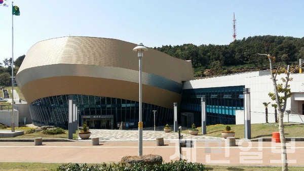 서귀포예술의전당 전경(사진-제민일보DB)