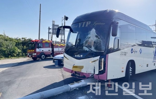 수학여행단을 태운 관광버가 운행 중 도로 이정표를 들이받는 사고가 발생했다.(사진-제주소방안전본부)