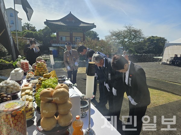 30일 서귀포시 대포동 약천사 경내 위령탑에서 개최된 2025년도 태평양전쟁 희생자 합동위령제에서 참석자들이 헌화·분향하고 있다. 