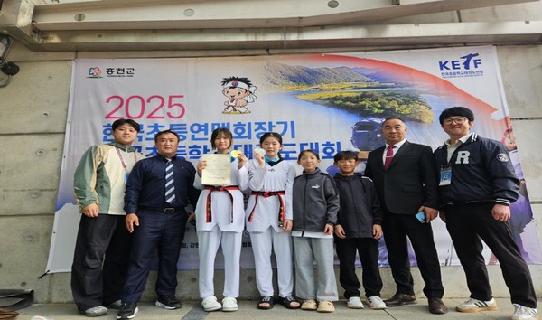 2025년 한국초등연행회장기 전국초등학교 태권도대회에서 좋은 성적을 거둔 서귀포시스포츠클럽 선수단이 기념촬영을 하고 있다.