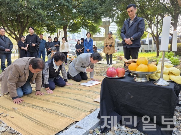 10월 31일 광주시 불공고개 인근에서 제주4·3진상규명과 명예회복을 위한 도민연대와 4·3 행방불명 희생자 유족들이 ‘4·3항쟁 제77주년 광주형무소 수형 희생자 진혼제’를 봉행하고 있다. 고기욱 기자