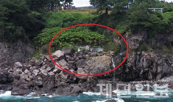 서귀포시 호근동 올레 7코스 구간 해안가 절벽 아래에 불법으로 설치돼 있던 움막 (사진-서귀포시 제공)