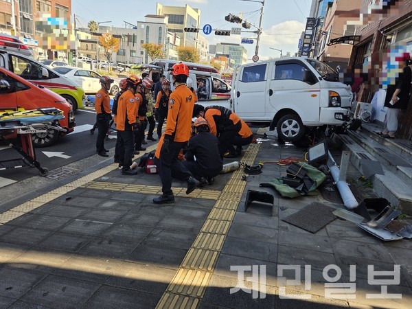 5일 서귀포 솜반천 인근 교차로에서 1t 트럭이 오토바이와 충돌한 후 보행자를 덮치는 사고가 발생해 1명이 숨지고 2명이 다쳤다.(사진-제주소방안전본부)