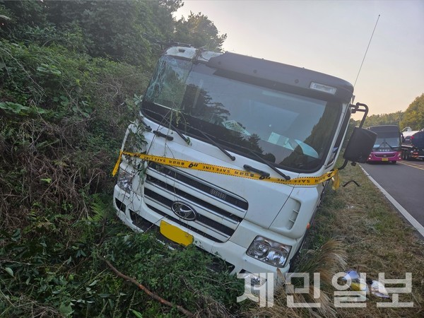 지난 5일 오후 서귀포시 상효동 제8산록교 산록도로 인근에서 탱크로리 차량이 도량에 빠지는 사고가 발생해 운전자가 100m 떨어진 다리 아래에서 숨진 채 발견됐다.(사진-제주소방안전본부)
