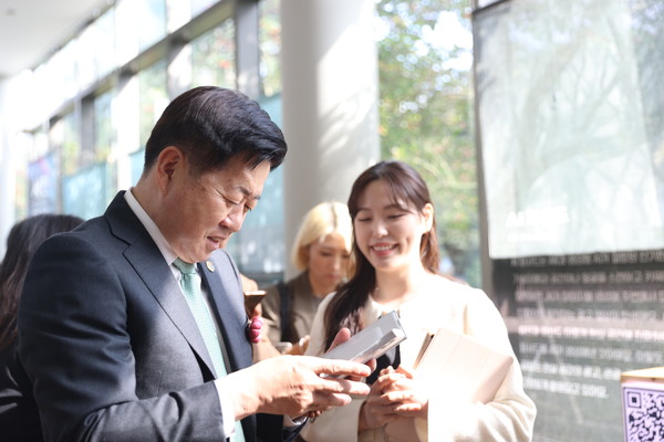 오영훈 제주도지사가 QR를 이용한 AI프로그램에 직접 참여하는 모습.