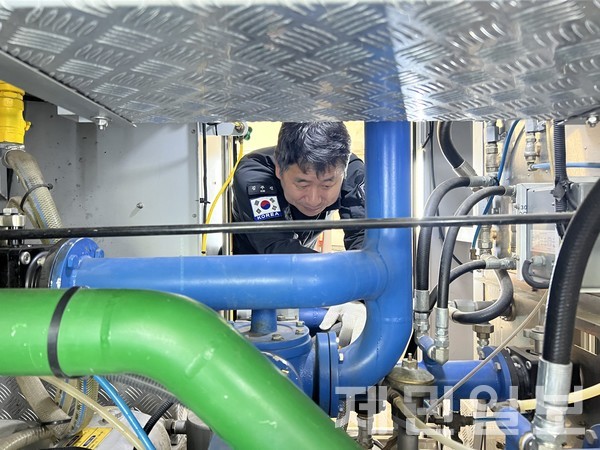 나병문 소방관이 고장난 소방차를 수리하고 있다.전예린 기자 