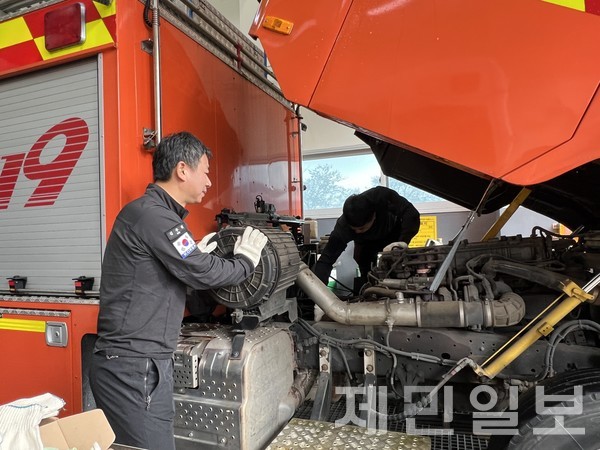 대원들은 매년 수백건에 달하는 차량·장비 정비 점검을 통해  예산까지 절감하는 일석이조 효과를 내고 있다.전예린 기자 