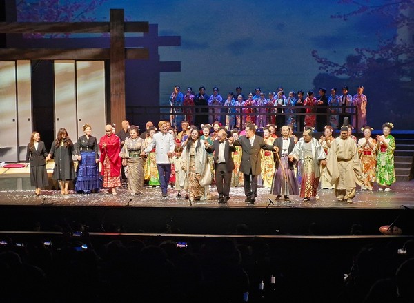 지난 2일 제주도문예회관에서 열린 오페라 '나비부인' 공연이 끝난 후 출연진과 필립 메스트레 지휘자가 무대 인사를 하고 있다. 김봉철 기자