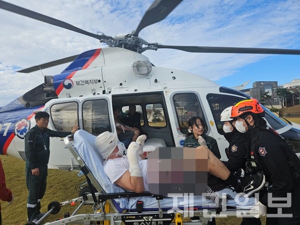 11일 오전 모슬포항에 정박중이던 선박에서 가스 폭발 사고가 발생해 화상을 입은 선원이 닥터헬기를 이용해 병원으로 이송 중이다.