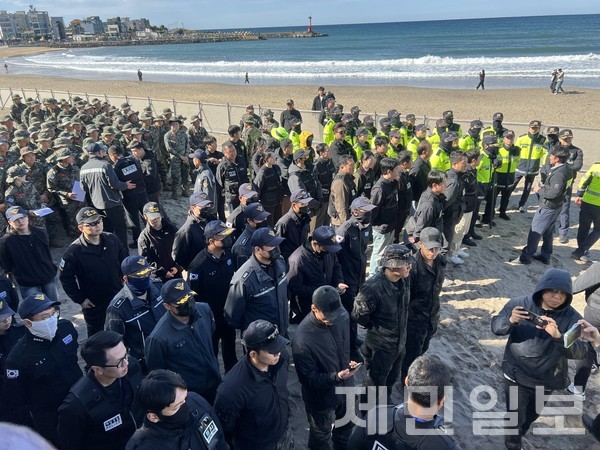 수색당국은 11일 오후 1시 도내 해안가 전역에서 대대적인 민관군 합동 수색작업을 펼쳤다.전예린 기자 