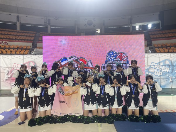전국학교스포츠클럽 축전 치어리딩 대회 프리스타일팜 준우승을 차지한 제주동여중 단체 기념촬영