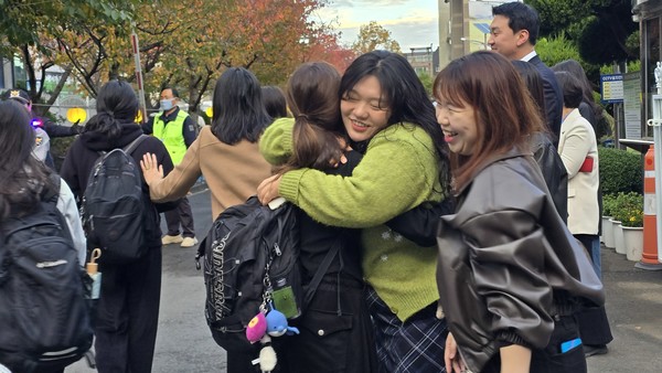 2026학년도 대학수학능력시험일인 13일 오전 제주95지구 중앙여자고등학교에서 교사가 수험장으로 들어가는 제자와 포옹하고 있다. 김두영 기자