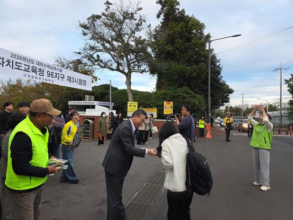 2026학년도 대학수학능력시험일인 13일 오전 서귀포96지구 서귀포여고 시험장 정문 앞에서 오순문 서귀포시장이 수험장으로 들어가는 수험생을 응원하고 있다. 김법수 기자