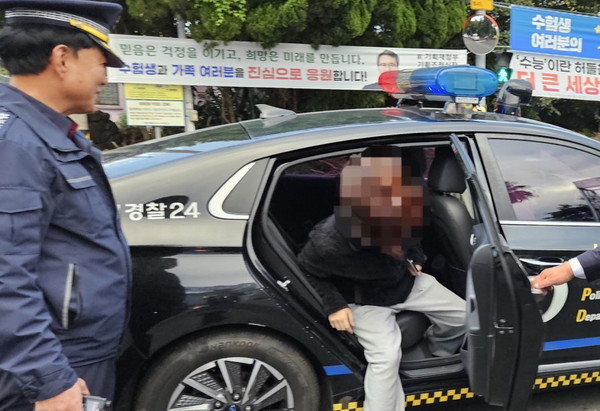 제주도 자치경찰단이 입실 시간에도 버스를 잡지 못해 버스정류장에서 버스를 기다리던 학생을 시험장인 서귀포여자고등학교까지 신속하게 이송, 무사히 시험을 치를 수 있도록 지원했다.