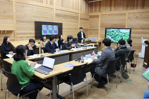 지난 7일 생태미술교육관에서 열린 2020 아트저지 Ⅱ '어디로 가야 하는가' 연계 '생태미술 네트워크 세미나' 장면.