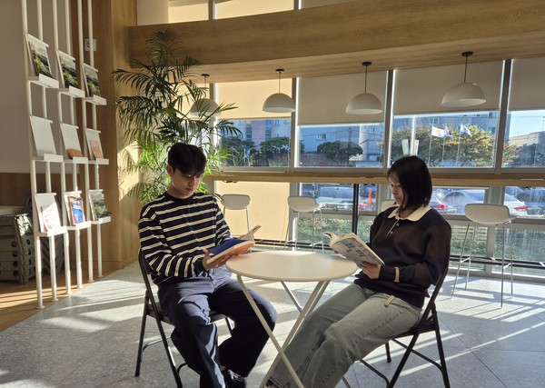 독서 프로그램에 참여 중인 제주관광공사 직원들이다. (사진-제주관광공사)