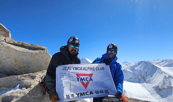 ‘2025 네팔 희말라야 추아파크Ⅲ 원정대’가 네팔 히말라야 쿰부 히말 지역에 위치한 해발 6213m 추아파크Ⅲ를 세계 최초로 등정하고 기념촬영을 하고 있다.