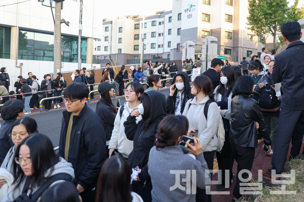 "수능 끝" 2026학년도 대학수학능력시험일인 13일 제주여자고등학교에 설치된 시험장에서 수능을 마친 수험생들이 귀가하고 있다. 김은수 기자