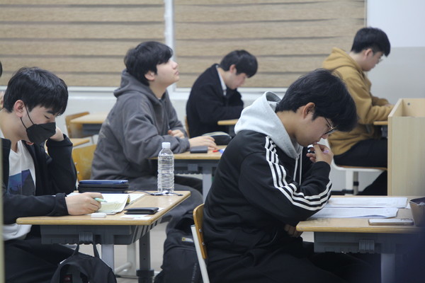 2026학년도 수능일인 13일 제주95지구 제주제일고에 마련된 고사장에서 수험생들이 막바지 공부를 하고 있다. 제주도교육청 공동취재기자단