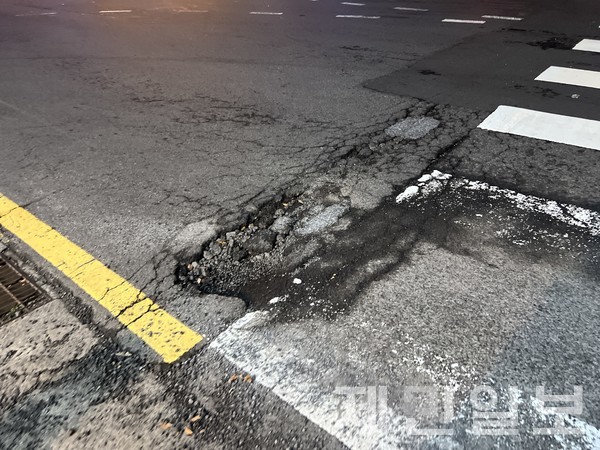 제주 도심 곳곳에 포트홀(도로 파임)이 생겨나면서 운전자는 물론 보행자의 교통안전에 피해를 주고 있다.전예린 기자 