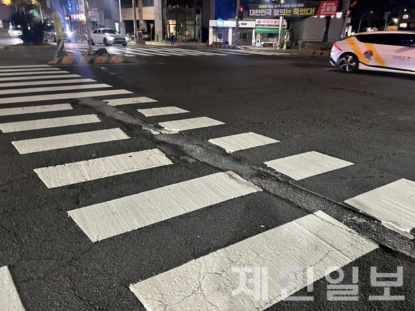 매년 반복되는 포트홀 문제를 해결하기 위해 도로포장 상태 전수조사 등 중장기적 대책이 필요하다는 목소리가 나오고 있다.전예린 기자 