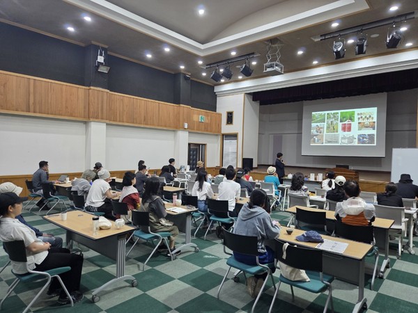 안덕산방도서관이 지난 6월부터 11월까지 인문학 프로그램  ‘차학(Teaics) 기반 차 세계사, 차관광 사회봉사’를 운영했다.